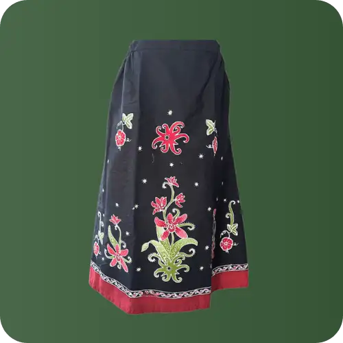 Hand-Painted Shirt
A long-sleeved, hand-painted batik shirt with a patterned design. Made from primisima cotton and dyed with synthetic dyes. This shirt is lined with tricot and also has an inner lining.