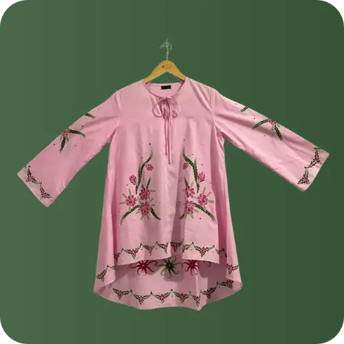 Hand-Painted Balloon Blouse
Hand-painted batik made into a long-sleeved balloon-sleeve blouse, made from primisima cotton and dyed with synthetic dyes.