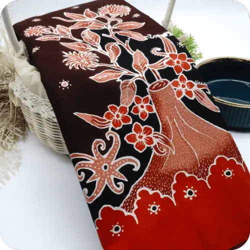 Hand-Painted Cotton Batik Fabric
This fabric is made of primisima cotton and measures 215 cm x 115 cm. Local artisans craft it using traditional techniques. The designs feature motifs from Balikpapan, East Kalimantan, and Borneo, arranged in patterns. Synthetic dyes are used.