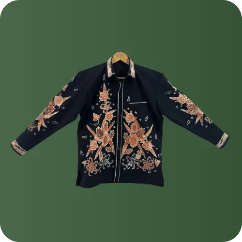Hand-Painted Smock Shirt
A long-sleeved, hand-painted batik shirt featuring a patterned design with smocked details on the sleeves, collar, and pockets. Made from primisima cotton and dyed with synthetic dyes. This shirt is lined with tricot and also has a fusing layer.